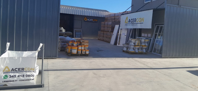 Patio de materiales de Acercon con pinturas, aberturas y pallets